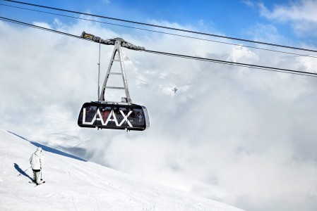 Kabiinit pumppaavat hiihtäjiä Crap Sogn Gion -yläasemalle 1128 metriä alempaa Laaxin kylästä.