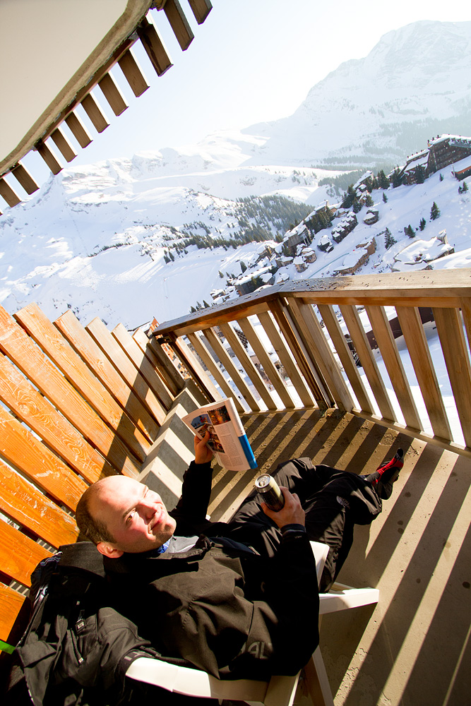 Avoriazin parvekkeelta avautuvissa maisemissa Skimbaaja-lehti ja after ski -olut ovat toimiva yhdistelmä.