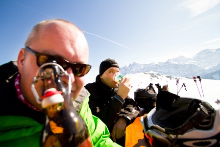 Le Mur Suisse -rinteen suorituksessa tulee helposti aurinkoisella kelillä jano. Sammutukseen on tarjolla lukuisia mainiolla maisemilla varustettuja rinneterassivaihtoehtoja.