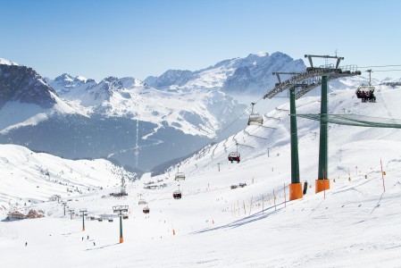 Dolomiittien järisyttävän laaja hiihtoalue on paratiisi etenkin aloitteleville ja keskitason hiihtäjille.