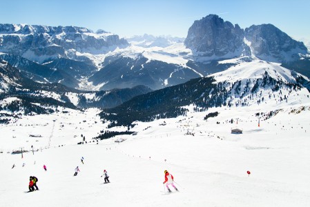 Dolomiittien hiihtoalueella on 1220 kilometriä rinteitä. Niistä valtaosa on helpohkoja punaisia.