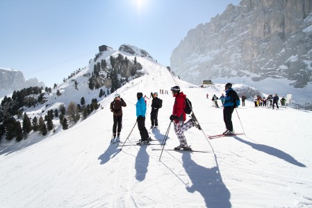 Dolomiittien hiihtoalue on laajuutensa vuoksi lähes mahdotonta laskea läpi viikossa. Kaikki alueen rinteet eivät ole kuitenkaan hiihtoyhteydessä toisiinsa, vaikka ovatkin käytössä samalla hissilipulla.