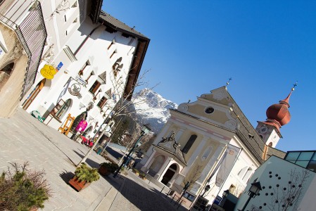 St. Ulrichin kylä sijaitsee Dolomiittien hiihtoalueen reunalla. Arabban kylästä ehtii juuri tekemään tänne päivän aikana kiireisen meno-paluun.