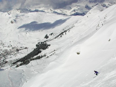 Hiihtopäivän päätteeksi sukset on suunnattu Verbierin kylän after ski -rientoja kohti.