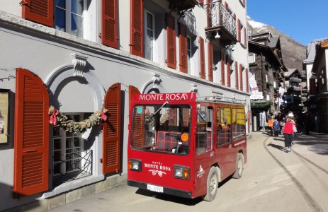 Virallisesti autottomassa Zermattissa kuljetaan sähköbusseilla.