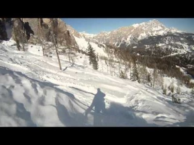 Offaria Cortinassa. Videossa vilahtaa myös itse hiihtokeskus.