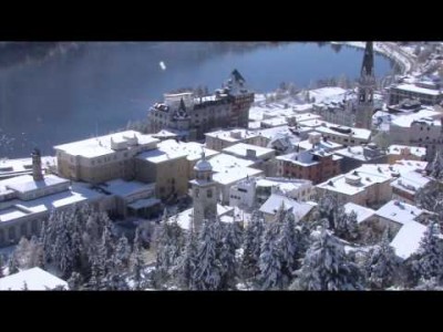 Video esittelee St. Moritzin hiihtokeskuksen maisemia, majoitus, harrastusmahdollisuuksia ja kilpailutilaisuuksia. 