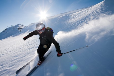 Whistler tarjoaa maastonsa puolesta hienot puitteet off-pistehiihtoon. Alueella partioi tarkkasilmäinen ski patrol, joka ei päästä laskijoita hoidettujen rinteiden ulkopuolelle ennen kuin se on lumen koostumuksen puolesta turvallista.