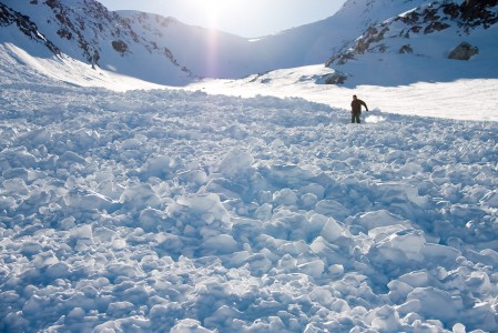 Blackcomb Glacierin reitin viereen aiemmin valunut lumivyöry. Ski Patrol käy räjäyttämässä vyöryt alas riskipaikoilta ennen kuin reitti avataan laskijoille.