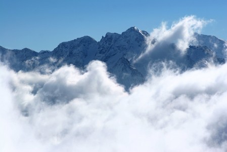 Pilvien puolittama alppimaisema Bad Gasteinissa.