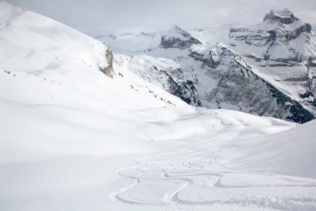 Brunnin hiihtoalueen laitamilla Engelbergissä on sopiva paikka oman laskujäljen piirtämiseen.