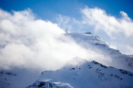 Titlis on Keski-Sveitsin korkein vuori. Huipulta 3028 metrin korkeudesta on parin kilometrin korkeuseron pudotus takaisin Engelbergin pikkukaupunkiin.
