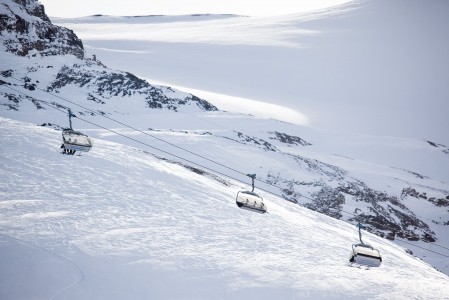 Engelbergin ensimmäinen hiihtohissi rakennettiin 1920-luvulla. Nykyään näillä vuorilla pyörii 28 hissiä, mikä on isoimpiin alppikeskuksiin nähden maltillinen määrä.