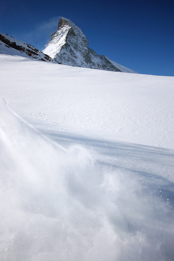 Zermattin tasoisessa laskumiljöössä hiihtäjä ei aina malta odottaa, että kuvaaja kaivaa kameran esiin. Laskeminen tuntuu liian hyvältä odottelemiseen.
