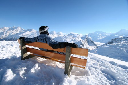 Zermattissa hiihtäjän maisemasilmä lepää aktiivisesti. Matterhornin huippukin näyttää tältä puolen vaikuttavammalta kuin Italiasta katsottuna.