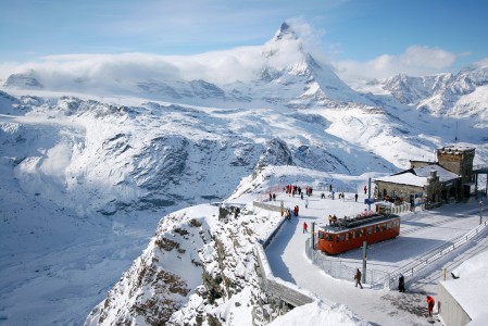 Gornergrat on Zermattin parhaimpia tähystyspaikkoja ympäröiville, huiman upeille vuorille: Matterhornille ja Monte Rosalle.