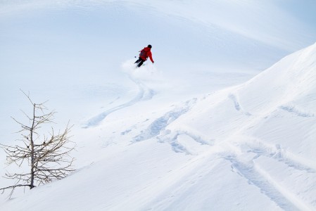 Dolomiittien rinteillä ei ole liiaksi kilpailua pehmeästä lumesta, joten omille jäljille jää reilummin tilaa.