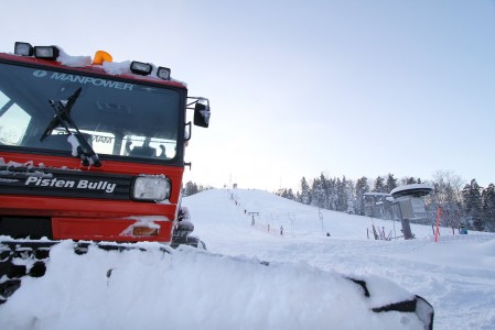Kauniaisten hiihtokeskuksessa on Suomen ensimmäinen laskettelurinne. Mitoiltaan se on yksi maamme pienimmistä.