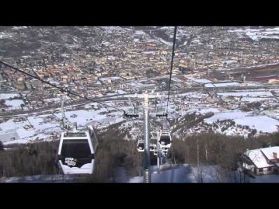 Aostan laaksossa sijaitsevan Pila-hiihtokeskuksen maisemia, kaupunkia ja harrastusmahdollisuuksia.