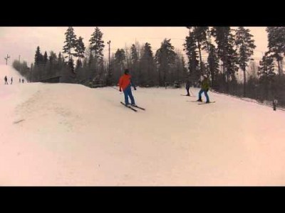 Freestylea Tornimäen hiihtokeskuksen parkissa.