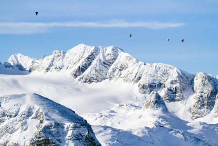 Kuumailmapallokyyti Alppien yllä jättää tuskin kylmäksi.