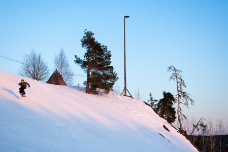 Kuvassa on hieman lappimaista tunnelmaa, vaikka siinä lautaillaan Suomen eteläisimmässä hiihtokeskuksessa, Påminnessa