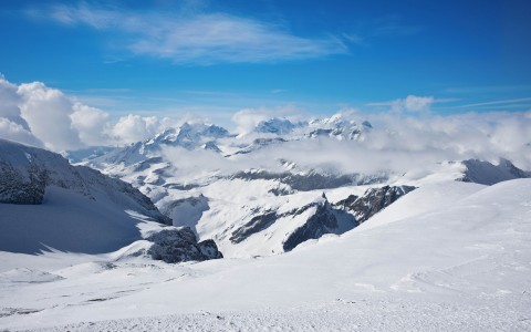 Riemulla ei ollut rajaa eikä jaloissa tuntoa, kun ikuisuuden kestänyt ankkurihissi saattoi sankarit Vorab Gletscherin huipulle, 3018 metriin.