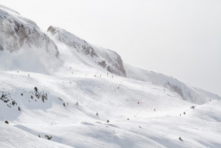 Tuuli voi aiheuttaa ikävän yllätyksen Alpe d'Huezin hiihtoalueella. Kun ylähissit suljetaan, ei paluu pääkylään välttämättä enää onnistukaan.