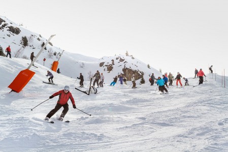 Alpe d'Huezin ruuhkaisimmat hiihtoalueet sijaitsevat lähimpänä saman nimistä pääkylää. Ahdasta voi olla etenkin, jos ylemmät hissit ovat tuulen tai huonon näkyvyyden vuoksi suljettuina.