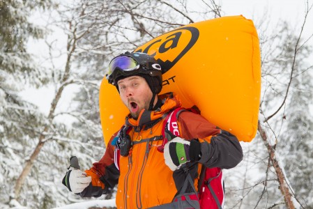 Antti testaa lumivyöryrepun toimintaa Oloksen takamaastossa