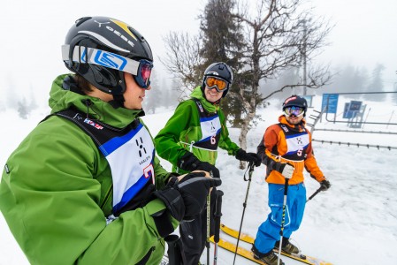 Suomi Slalom -kilpailut tarjosivat Pallaksen sumupäivään tiukan leikkimielistä kisailutunnelmaa