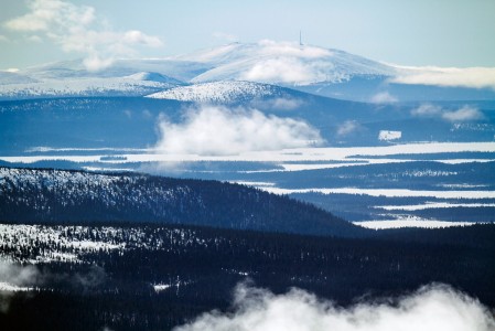 Pallaksen ja huipulta näkyvän Ylläksen välissä on Suomen suosituin ja kolmanneksi suurin kansallispuisto.