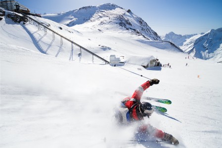 Janne lähestyy Les 2 Alpesin hiihtometron ja kiskohissin ala-asemaa kylkimöyryssä suksenpohjat edellä.
