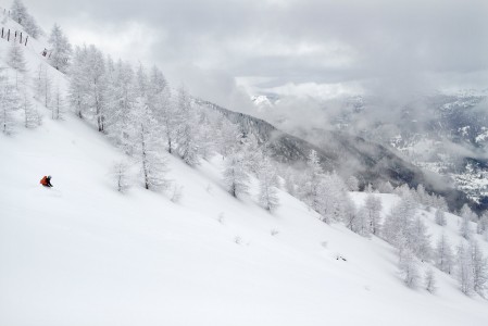 Sestrieren kylästä vajaat 600 metriä kohoava Alpetten kukkula antaa tuoreella lumella miellyttävän ympäristön pehmeään menoon