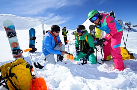 Les 2 Alpesissa on rajattu alue, jossa voi ilmaiseksi testata ja harjoitella piipparin käyttöä ja hautautuneen laitteen etsintää.