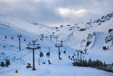 Espanjan suurin hiihtokeskus käynnistelemässä hissejä ja uutta päivää.