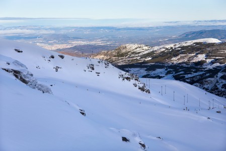 Sierra Nevadan rinteiltä näkyy alas Granadan kaupunkiin. Ja kaupungin lämmöstä katsottuna hiihtokeskus erottuu yllättävän selkeästi vuoren lumihuippuisessa yläosassa.