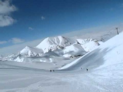 Erzurumin hiihtokeskuksessa lasketellaan täysin puuttomassa maastossa ja leveillä rinteillä.