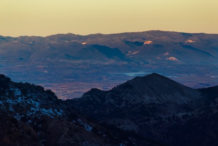 Sierra Nevadan lumisen hiihtoalueen eksotiikkaa lisää maisemassa alemmilla alueilla näkyvä lumettomuus. Lumiraja tulee usein vastaan hieman hiihtokylän alapuolella.