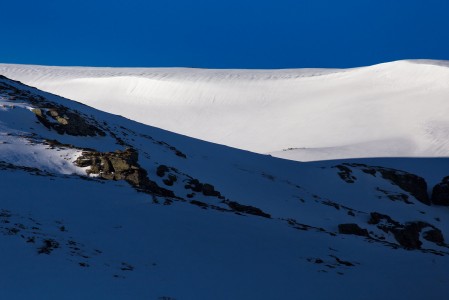 Sierran Nevadan hiihtokeskuksen ympäristö houkuttaa pinnanmuodoiltaan myös off-pisteille. Lumen laatu on kuitenkin kovin vaihtelevaa voimakkaasta auringosta ja lämpötilaeroista sekä ajoittaisista tuulista johtuen.