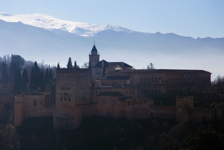 Alhambran mahtava tuhannen ja yhden yön linnoitus on Espanjan suosituin turistinähtävyys. Taustalla siintävässä Sierra Nevadassa käyvän kannattaa uhrata yksi laskupäivä Granadan ja Alhambran vierailulle.