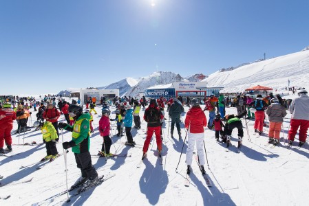 Kevään edetessä laskuväki pakkaantuu Alpeilla etenkin korkealla sijaitseviin jäätiköllisiin eli lumivarmoihin hiihtokeskuksiin.