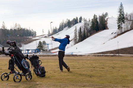 Loppukeväällä Vihti Ski Centerissä on mahdollista käydä rinteissä ja golfaamassa samana päivänä.
