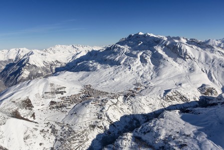 Alpe d'Huez on täysin eteläsuuntaisesti alueen runsaassa auringonpaisteessa 1860 metrin korkeudessa kylpevä hiihtokylä. Kylän taustalla 3330 metriin nouseva huippu on Pic Blanc.