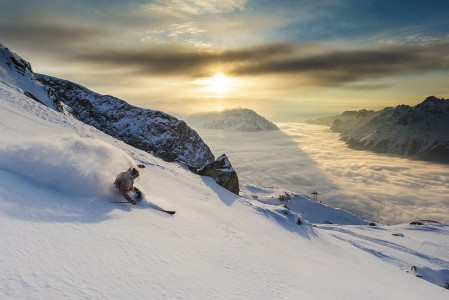 Alpe d'Huezin keskimäärin 300 vuosittaiseen aurinkopäivään mahtuu upeita auringonlaskuja. Parhaita paikkoja nauttia niistä on off-pisteillä.