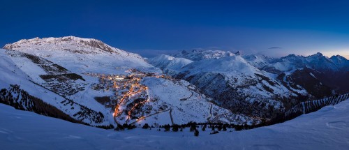 Kun Alpe d'Huezin hissit pysähtyvät ja laskukansa käy viettämään after skitä kukin tyylillään, lähtee hiihtokeskuksen 21 rinnekonetta töihin.