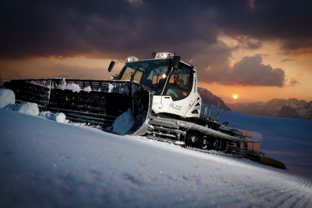 Lumikissat liikkuvat etenkin öisin. Alpe d'Huezin 135 rinteen 250 kilometrin kunnostuksessa on melkoinen urakka.
