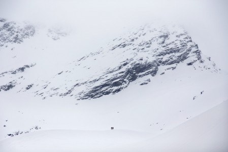 Giilavarri on 1150 metrin nousua vaativa, mutta upea urakka Pohjois-Norjan Lyngenissä. Onneksi lasku on yhtä pitkä ja nautinnollinen.