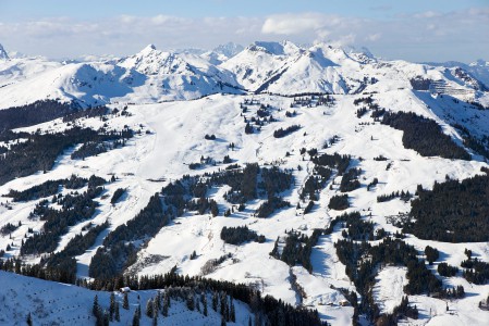 Saalbachin laakson aurinkoisemmalla puolella on mm. kuvan Hasenauer Köpfl ja Reiterkogelin hiihtoalueet. Aurinko sulattaa nopeasti offareiden alaosat tältä puolen etenkin alaosista.