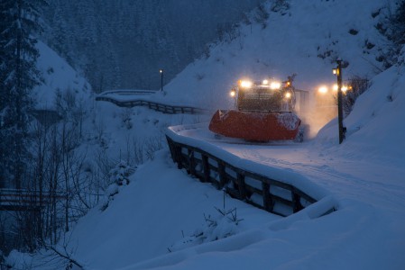 Saalbachin Spielberghaus tarjoaa elämyksen, jossa matkataan lumikissojen kyydillä ylös syömään. Paluu tapahtuu kelkoilla samaa reittiä pitkin.